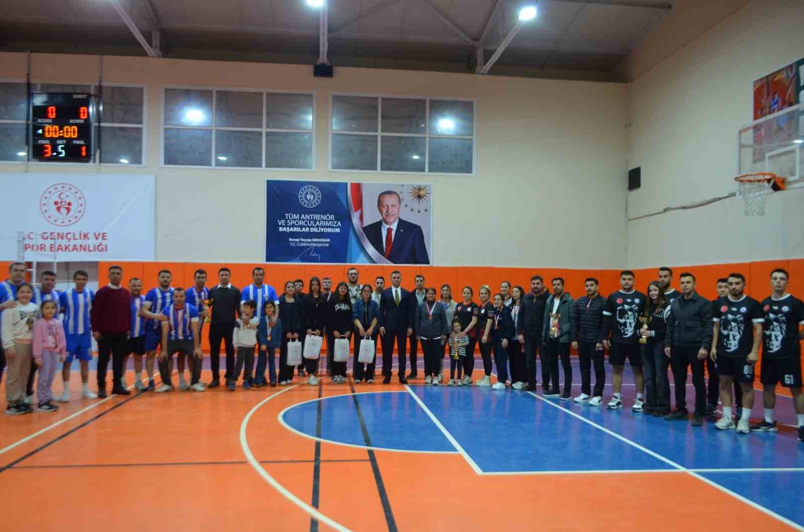 Selendi Kaymakamlık Kupası'nın sahibi Belediye Spor oldu