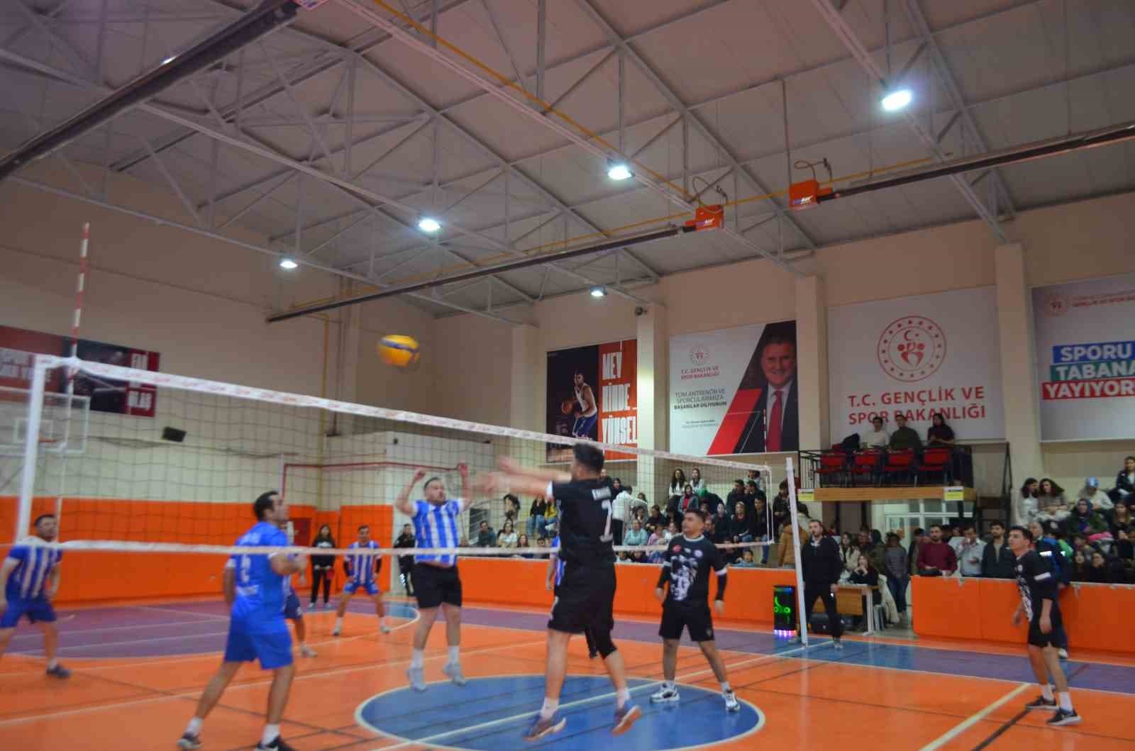 Selendi Kaymakamlık Kupası'nın sahibi Belediye Spor oldu