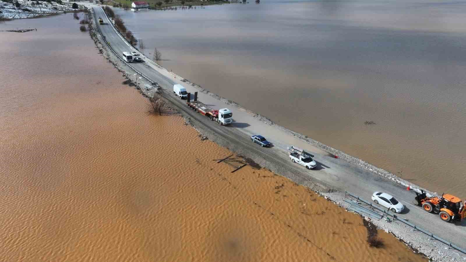 Fethiye-Antalya kara yolunda su baskını: Ulaşım kontrollü şekilde sağlanıyor