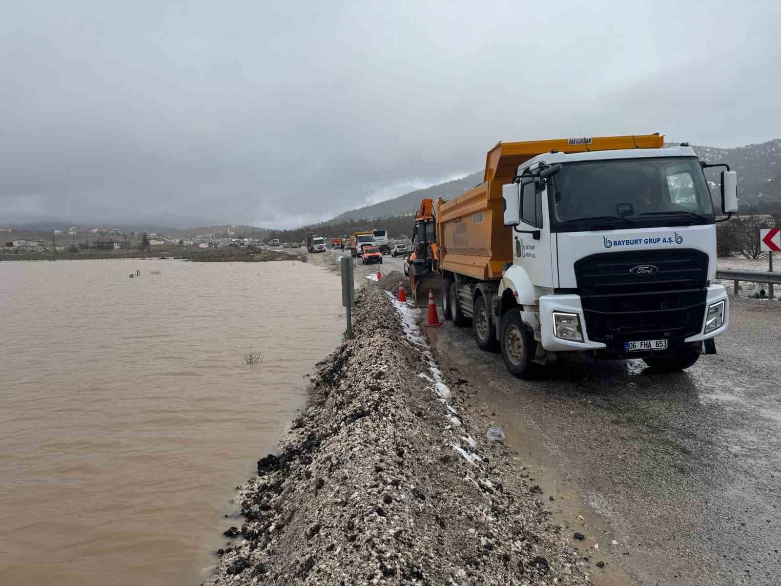 Fethiye-Antalya kara yolunda su baskını: Ulaşım kontrollü şekilde sağlanıyor