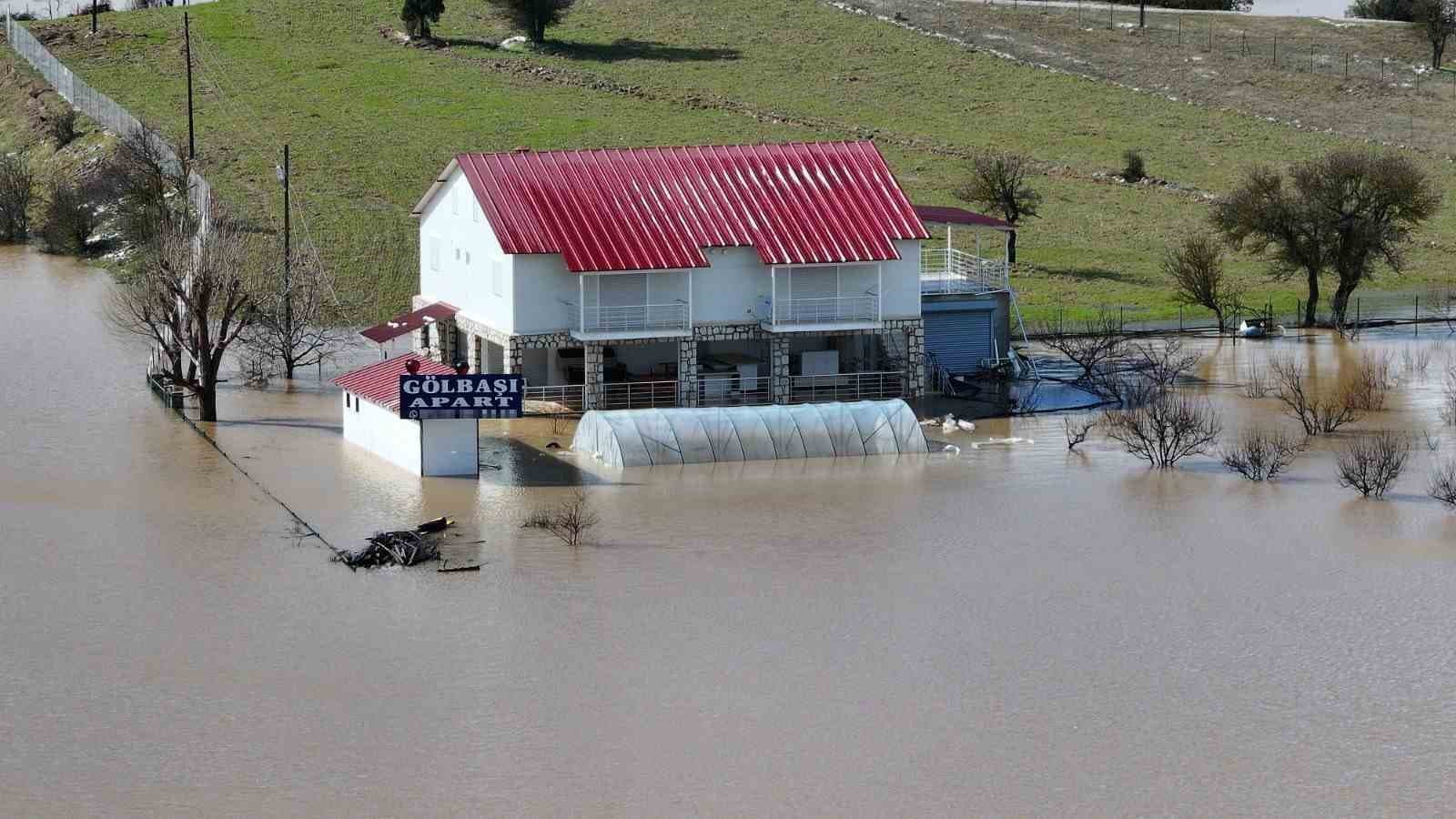 Fethiye-Antalya kara yolunda su baskını: Ulaşım kontrollü şekilde sağlanıyor