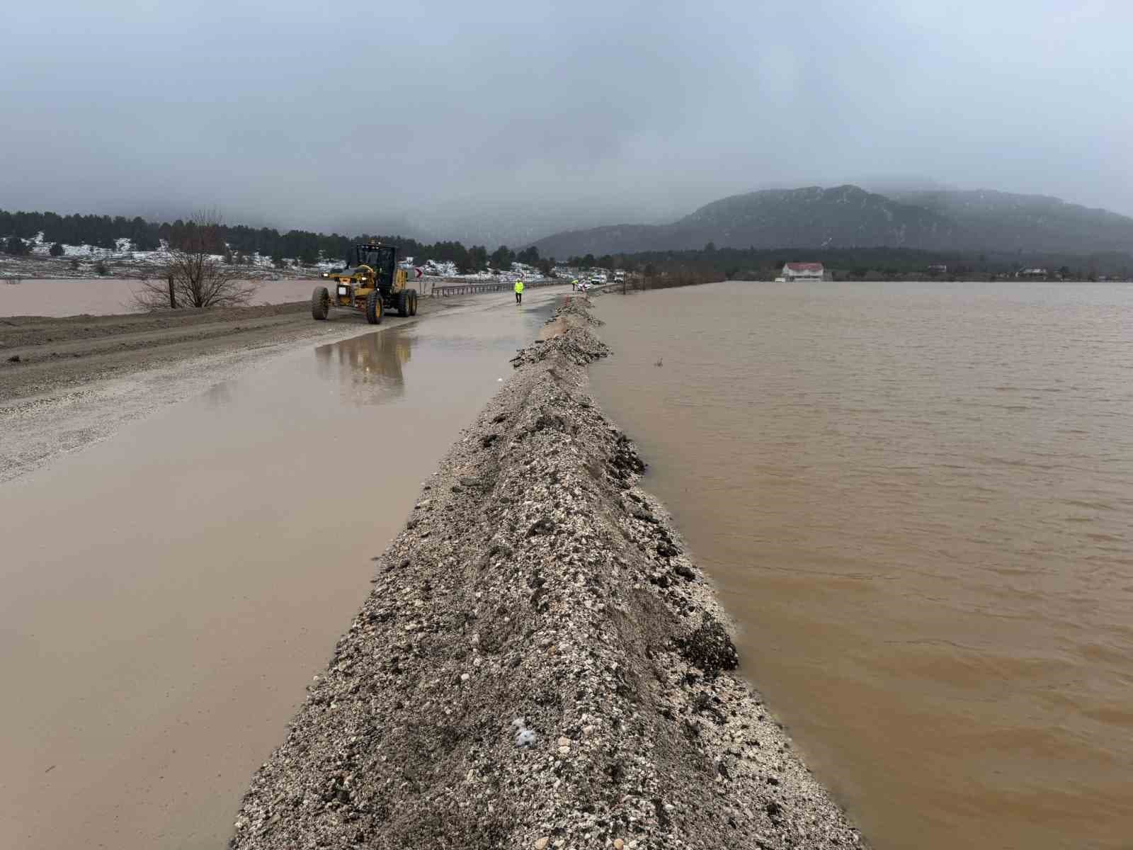 Fethiye-Antalya kara yolunda su baskını: Ulaşım kontrollü şekilde sağlanıyor