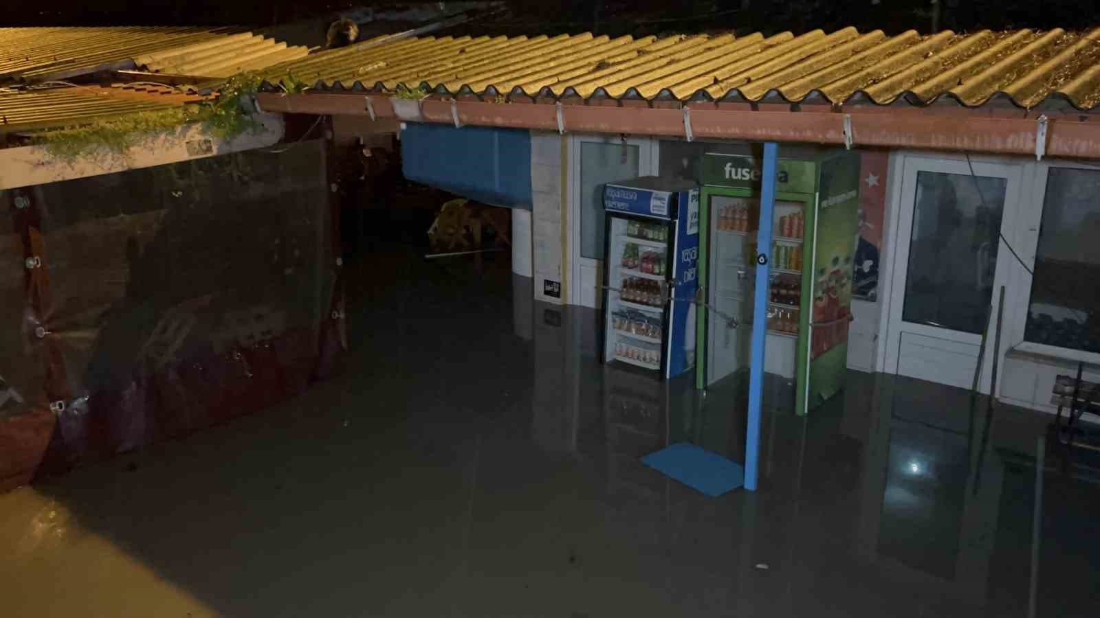 Çanakkale'de Sarıçay Taştı, İşletmeler Sular Altında Kaldı