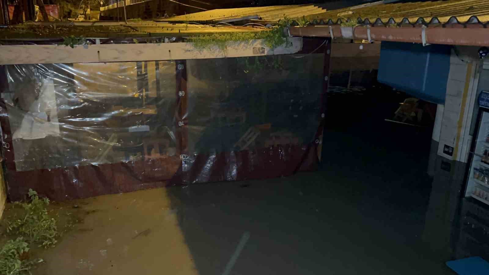 Çanakkale'de Sarıçay Taştı, İşletmeler Sular Altında Kaldı