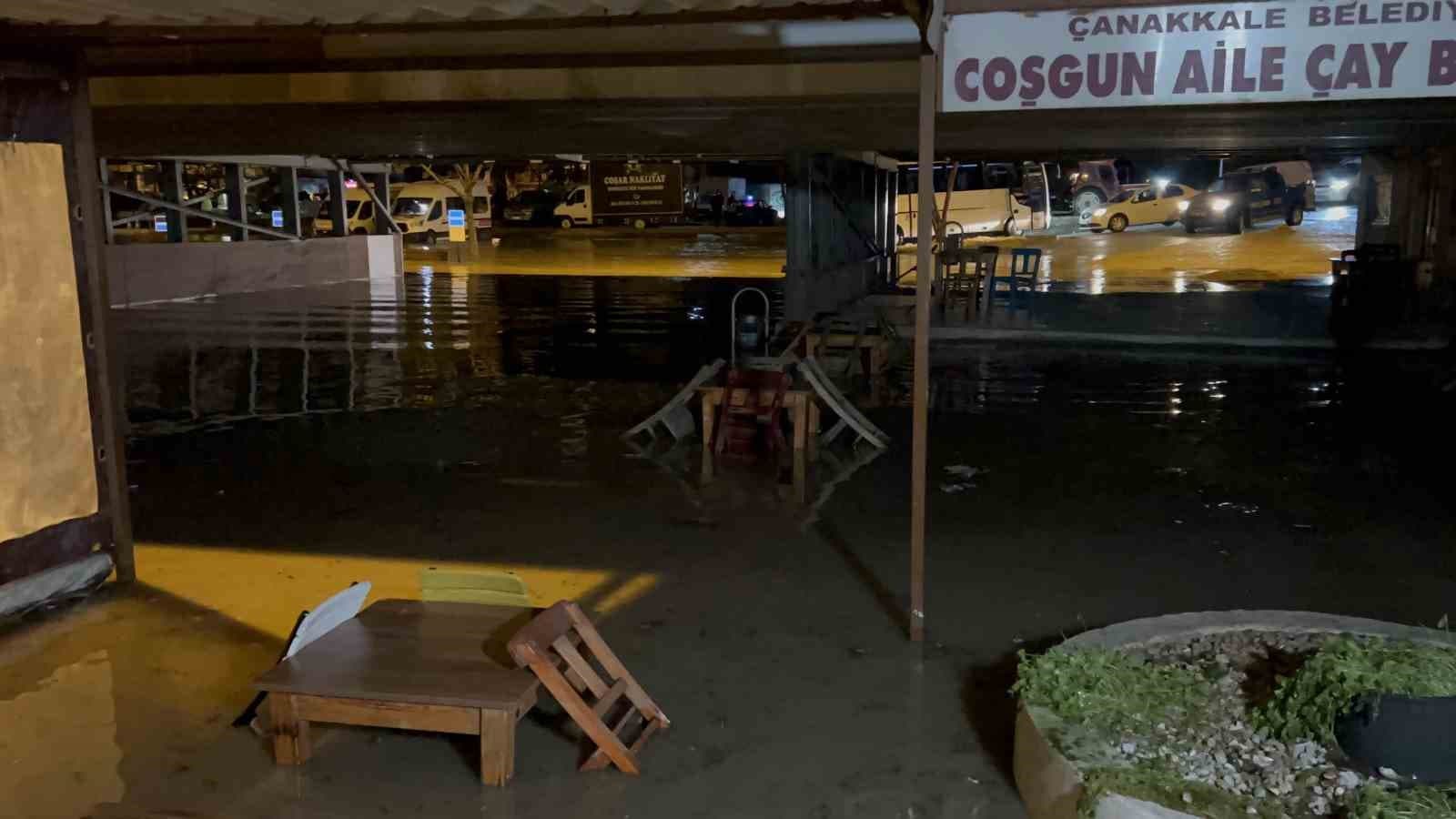 Çanakkale'de Sarıçay Taştı, İşletmeler Sular Altında Kaldı