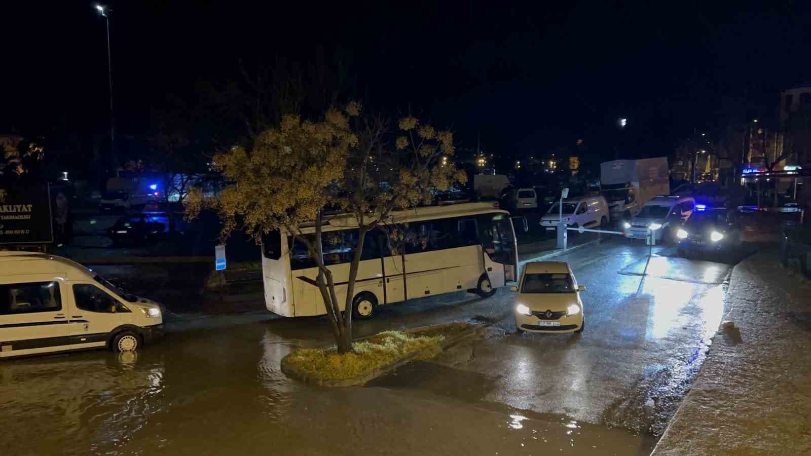 Çanakkale'de Sarıçay Taştı, İşletmeler Sular Altında Kaldı