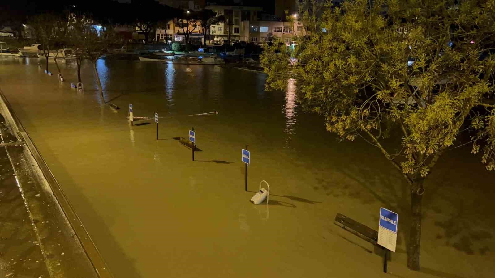 Çanakkale'de Sarıçay Taştı, İşletmeler Sular Altında Kaldı