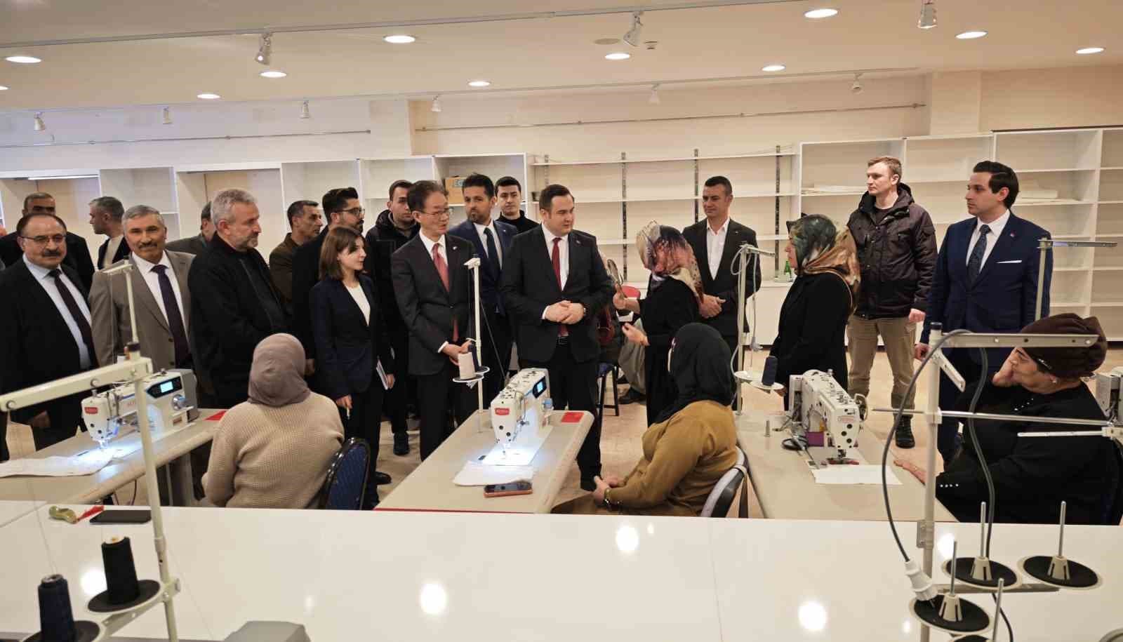 Japonya Büyükelçiliği, Ahlat'ta Kadın İstihdamını Destekliyor