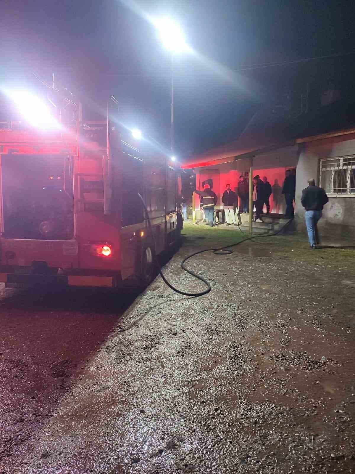 Karakoçan'da rüzgar nedeniyle çıkan baca yangını itfaiye tarafından kontrol altına alındı