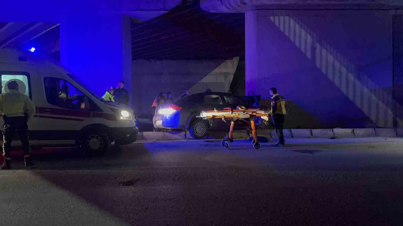 Kontrolden Çıkan Araç Köprü Kolonuna Çarptı: 1 Ağır, 2 Yaralı