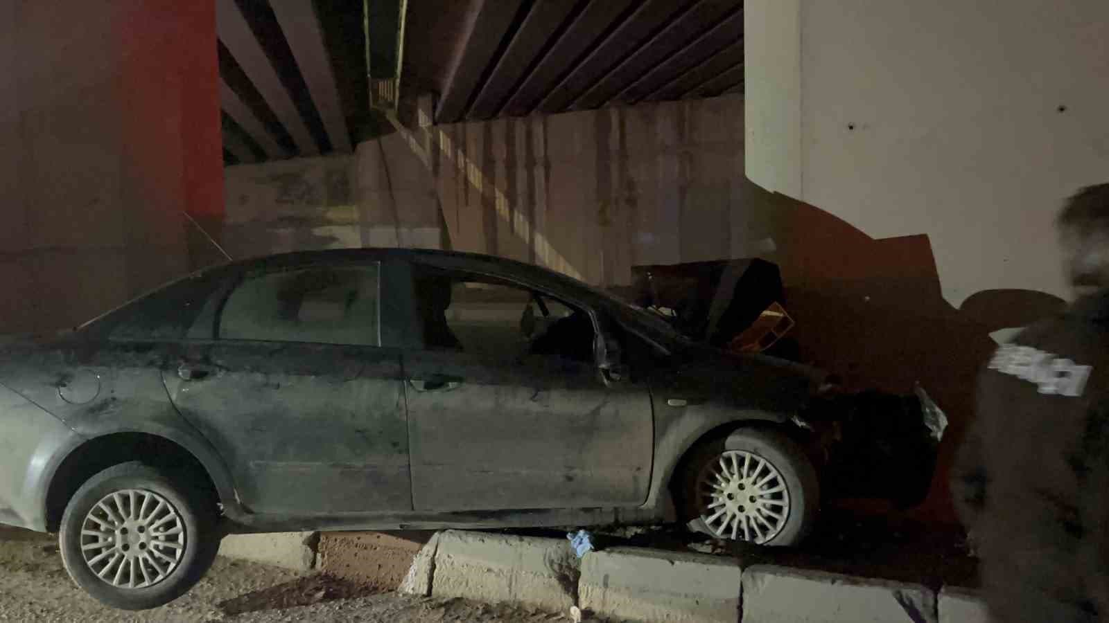 Kontrolden Çıkan Araç Köprü Kolonuna Çarptı: 1 Ağır, 2 Yaralı