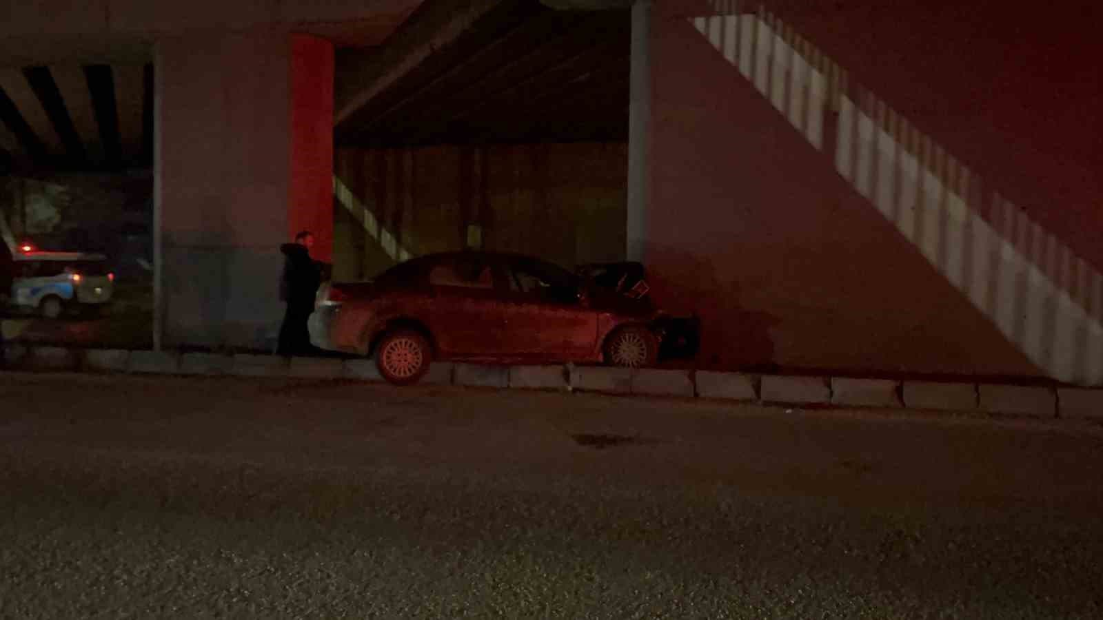 Kontrolden Çıkan Araç Köprü Kolonuna Çarptı: 1 Ağır, 2 Yaralı