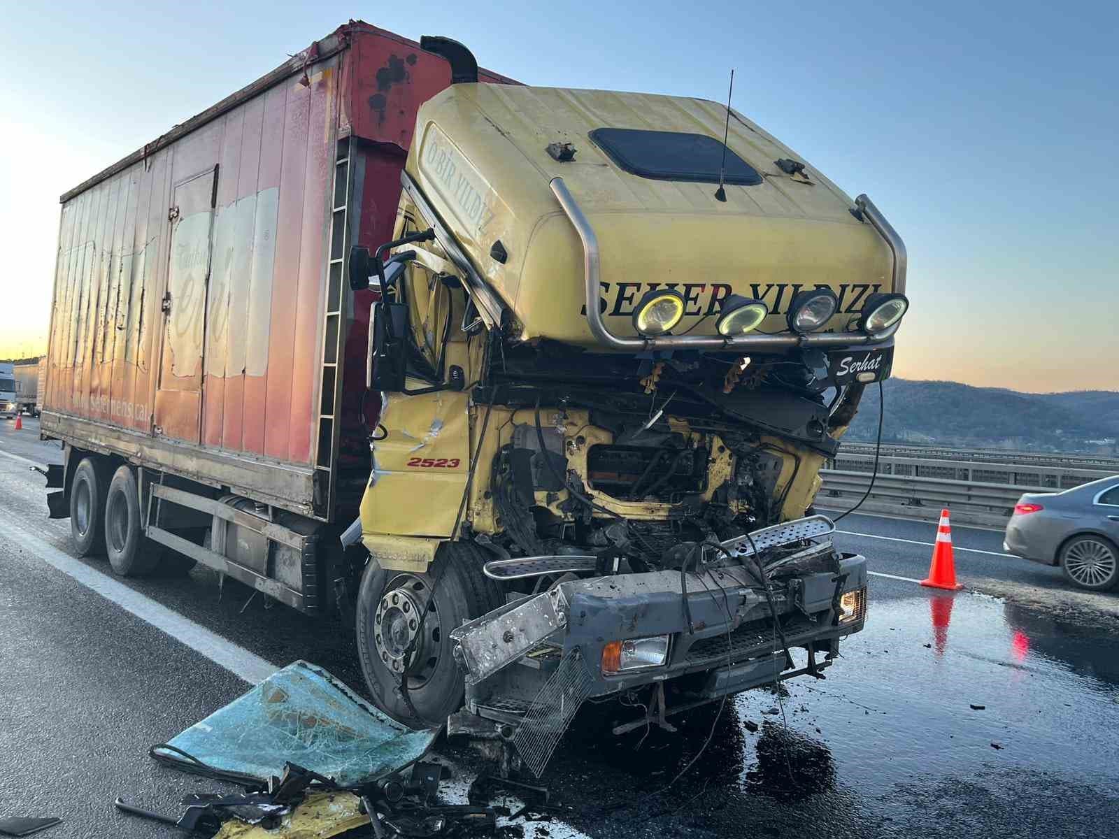 Kuzey Marmara Otoyolu'nda kamyon tıra çarptı: 1 kişi yaralandı