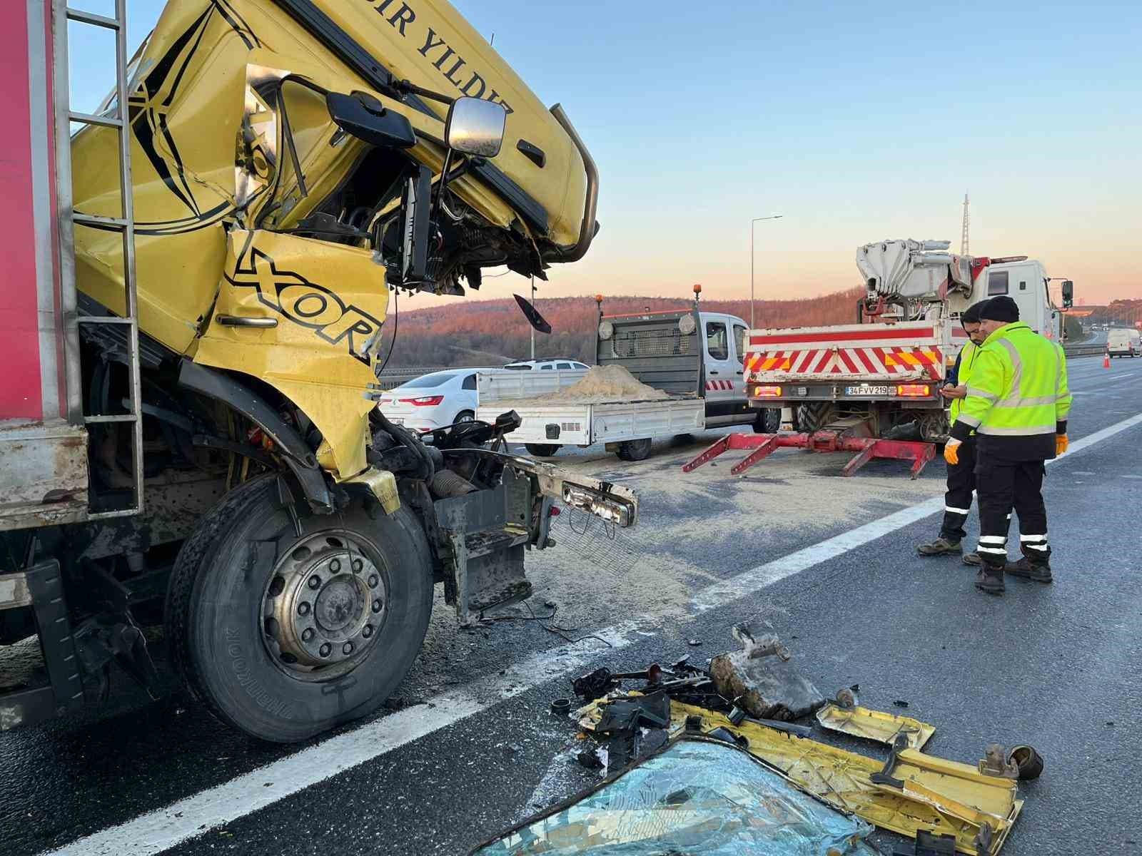 Kuzey Marmara Otoyolu'nda kamyon tıra çarptı: 1 kişi yaralandı