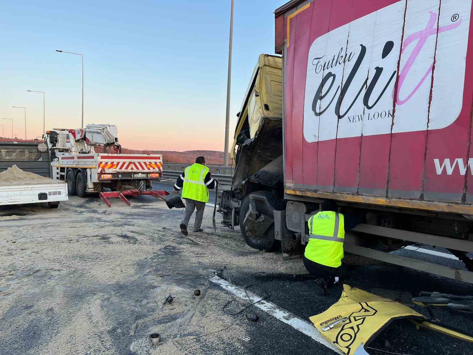 Kuzey Marmara Otoyolu'nda kamyon tıra çarptı: 1 kişi yaralandı