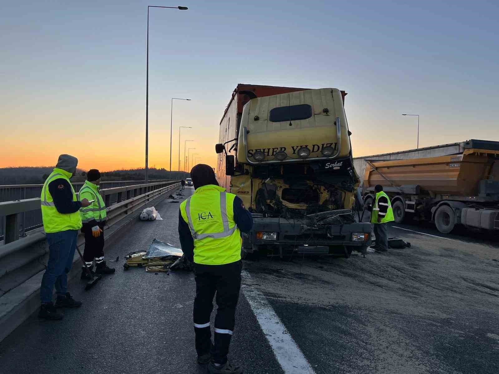 Kuzey Marmara Otoyolu'nda kamyon tıra çarptı: 1 kişi yaralandı