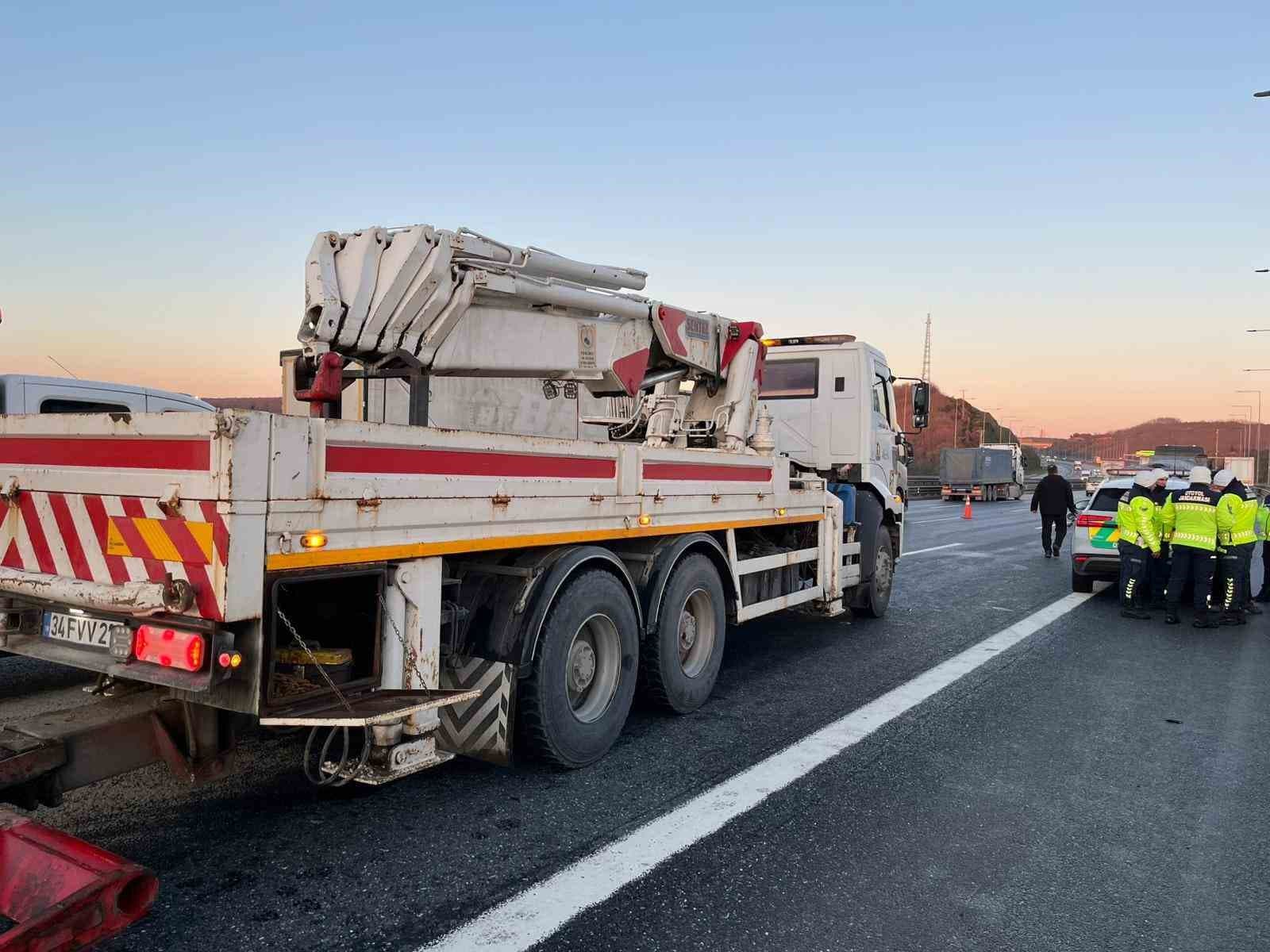 Kuzey Marmara Otoyolu'nda kamyon tıra çarptı: 1 kişi yaralandı