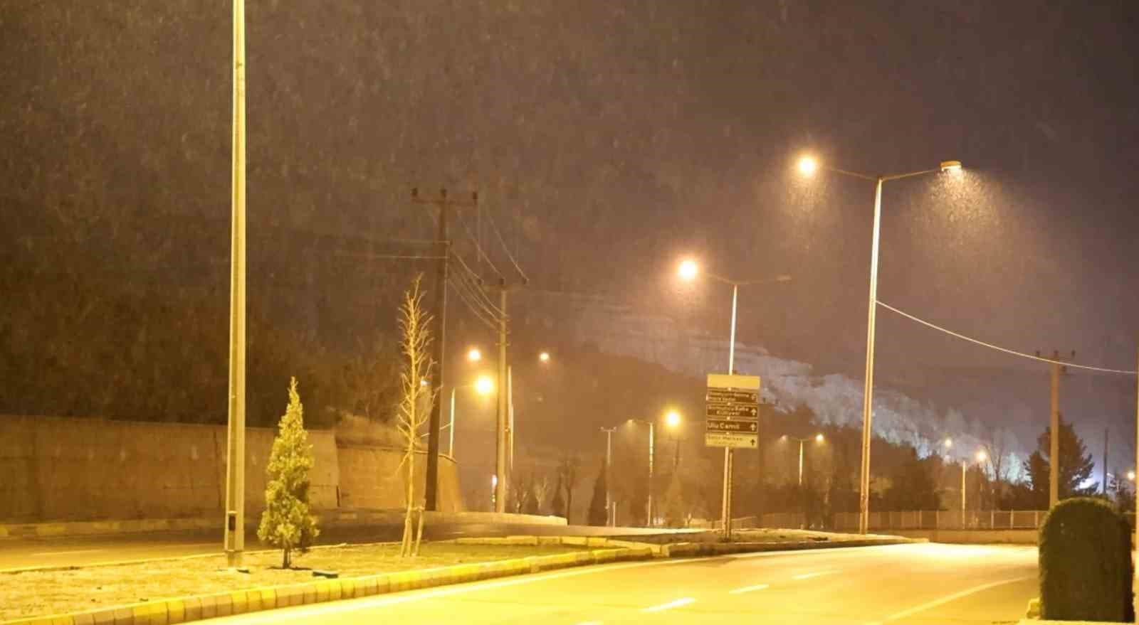 Aksaray'da Kar Yağışı Etkili Olmaya Başladı