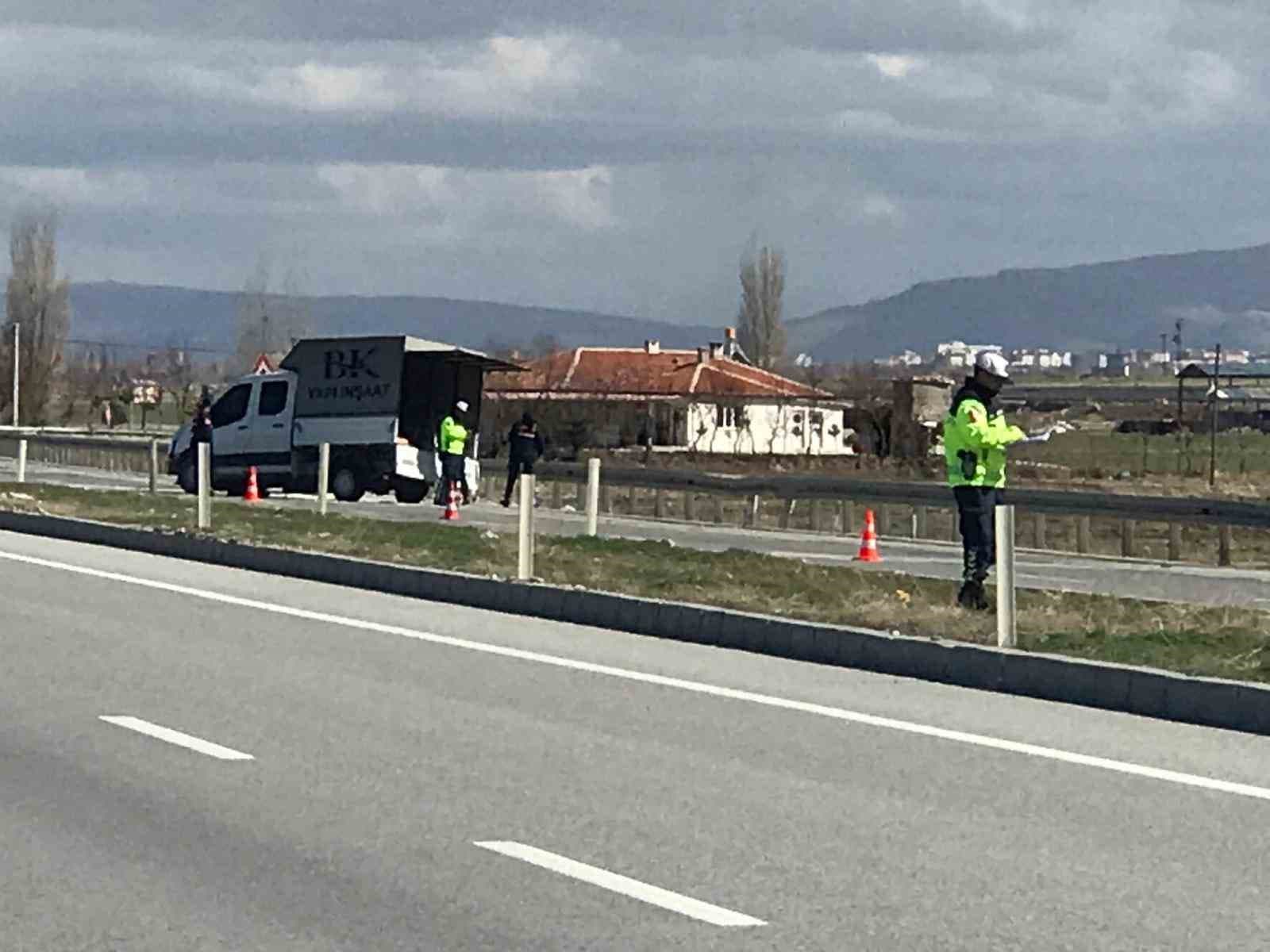 Kontrolden çıkan kamyonet bariyerlere çarptı: 1 kişi yaralandı