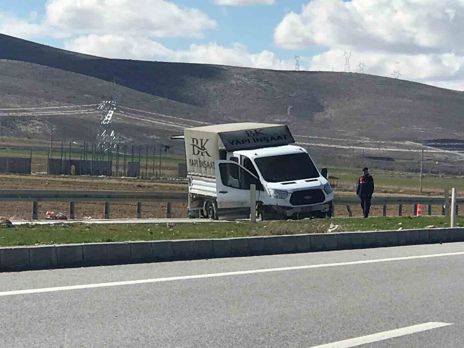 Kontrolden çıkan kamyonet bariyerlere çarptı: 1 kişi yaralandı