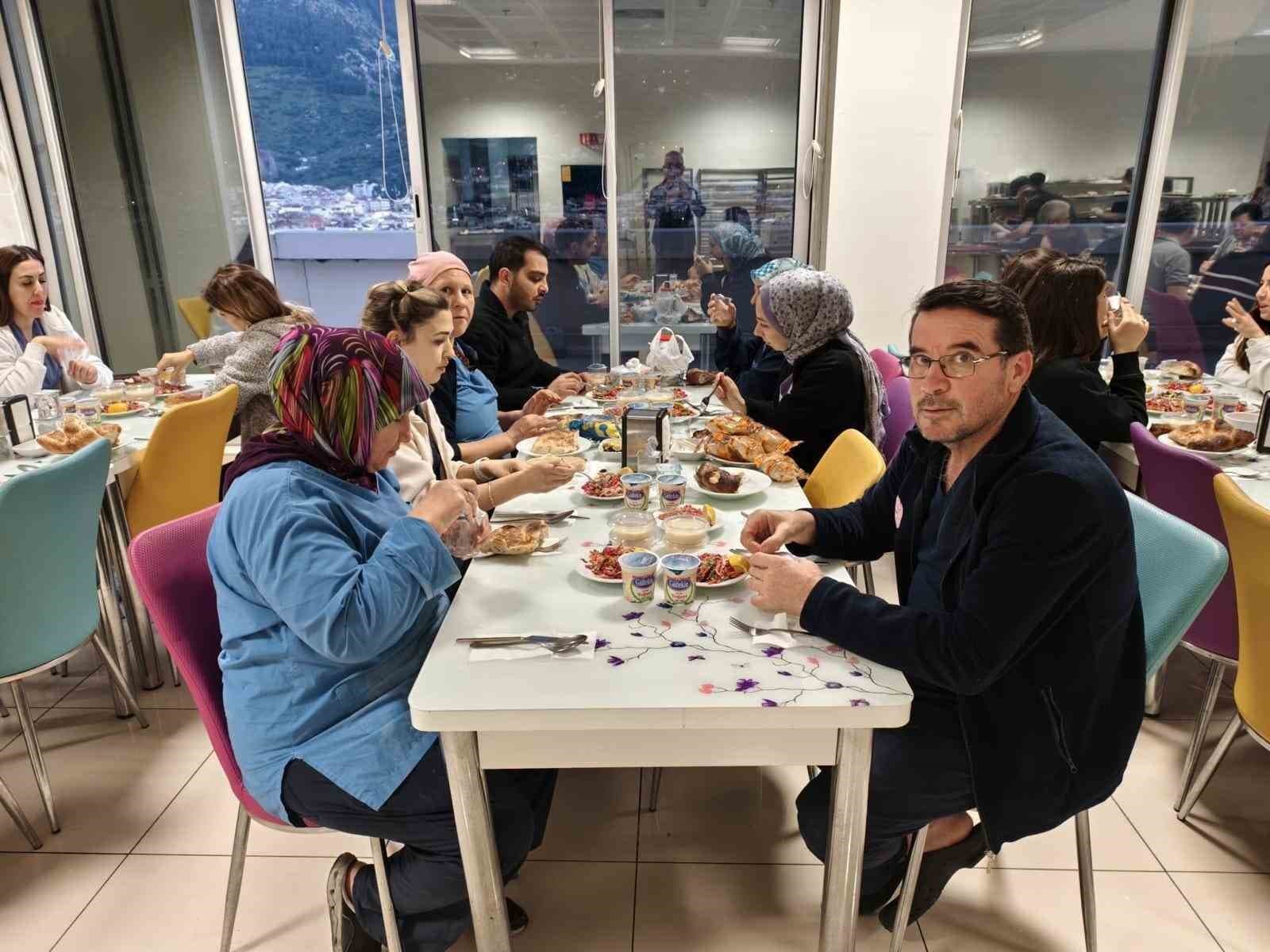 Sağlık çalışanları iftar programında bir araya geldi