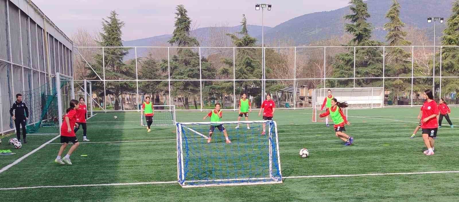 Körfez Gençlerbirliği SK U13 Küçük Kızlar Futbol Takımı Şampiyonluk İçin Hazırlanıyor