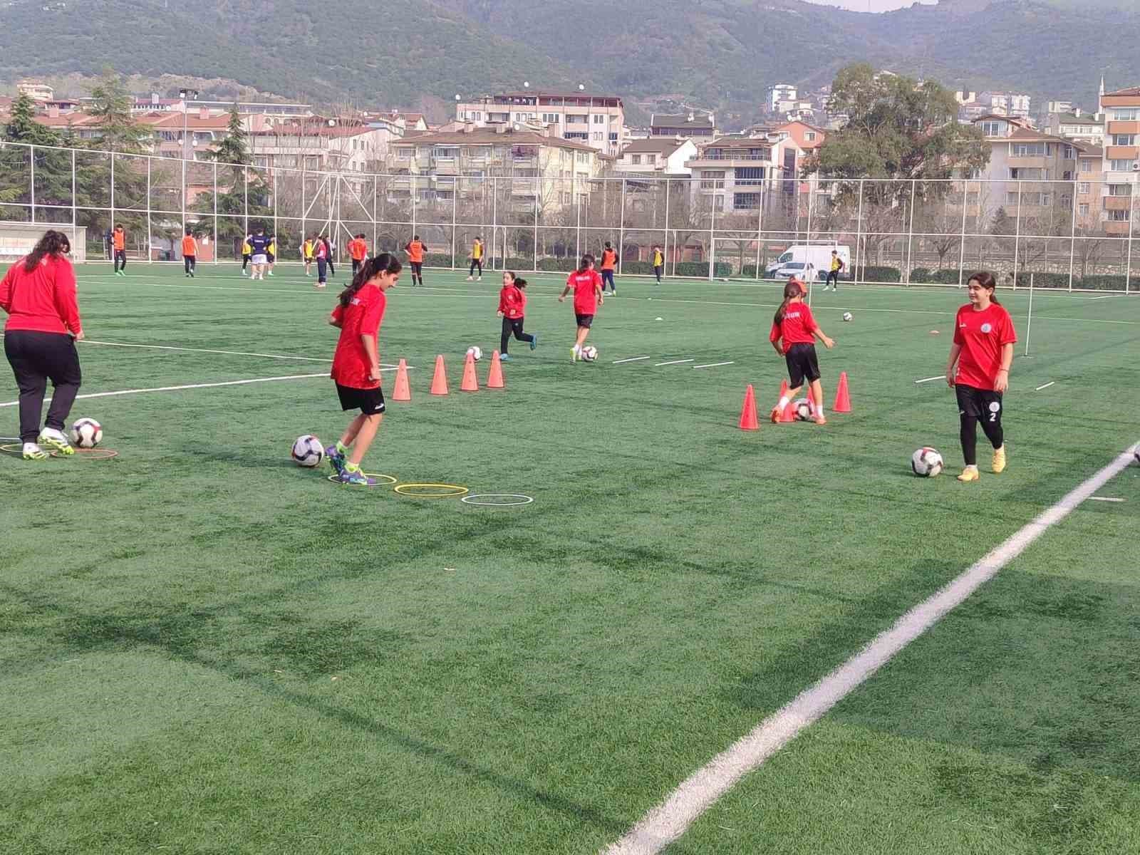 Körfez Gençlerbirliği SK U13 Küçük Kızlar Futbol Takımı Şampiyonluk İçin Hazırlanıyor