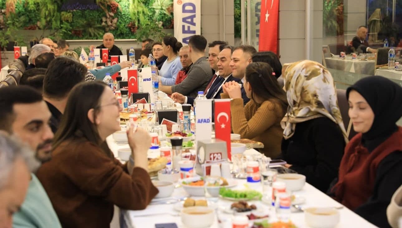 Vali Çakırtaş, depremzedelerle iftar programında bir araya geldi