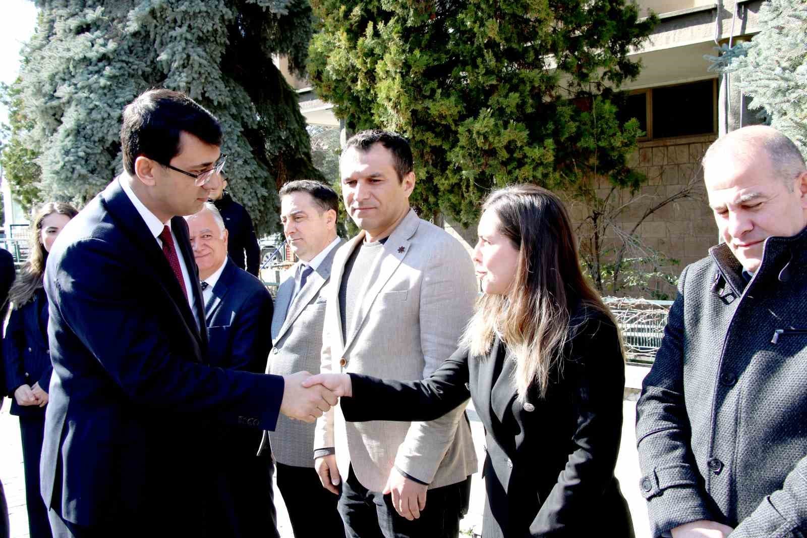 Uşak’ın yeni Valisi Serdar Kartal görevine başladı