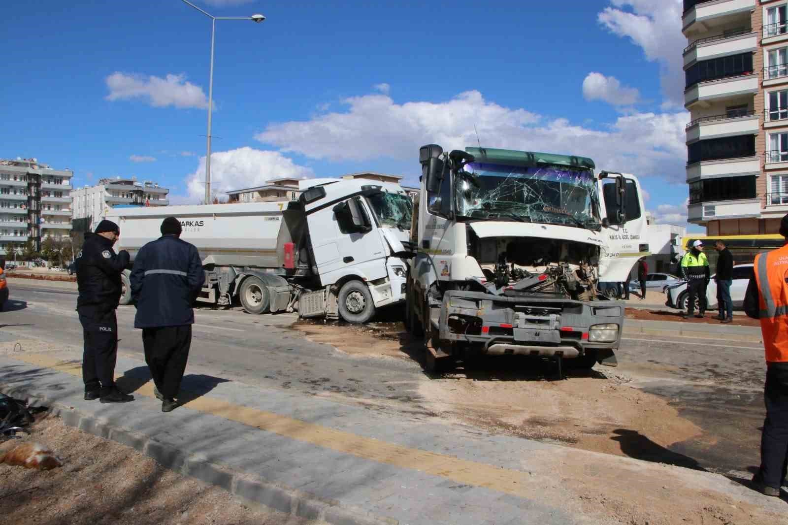 Hafriyat kamyonları çarpıştı: 1 yaralı