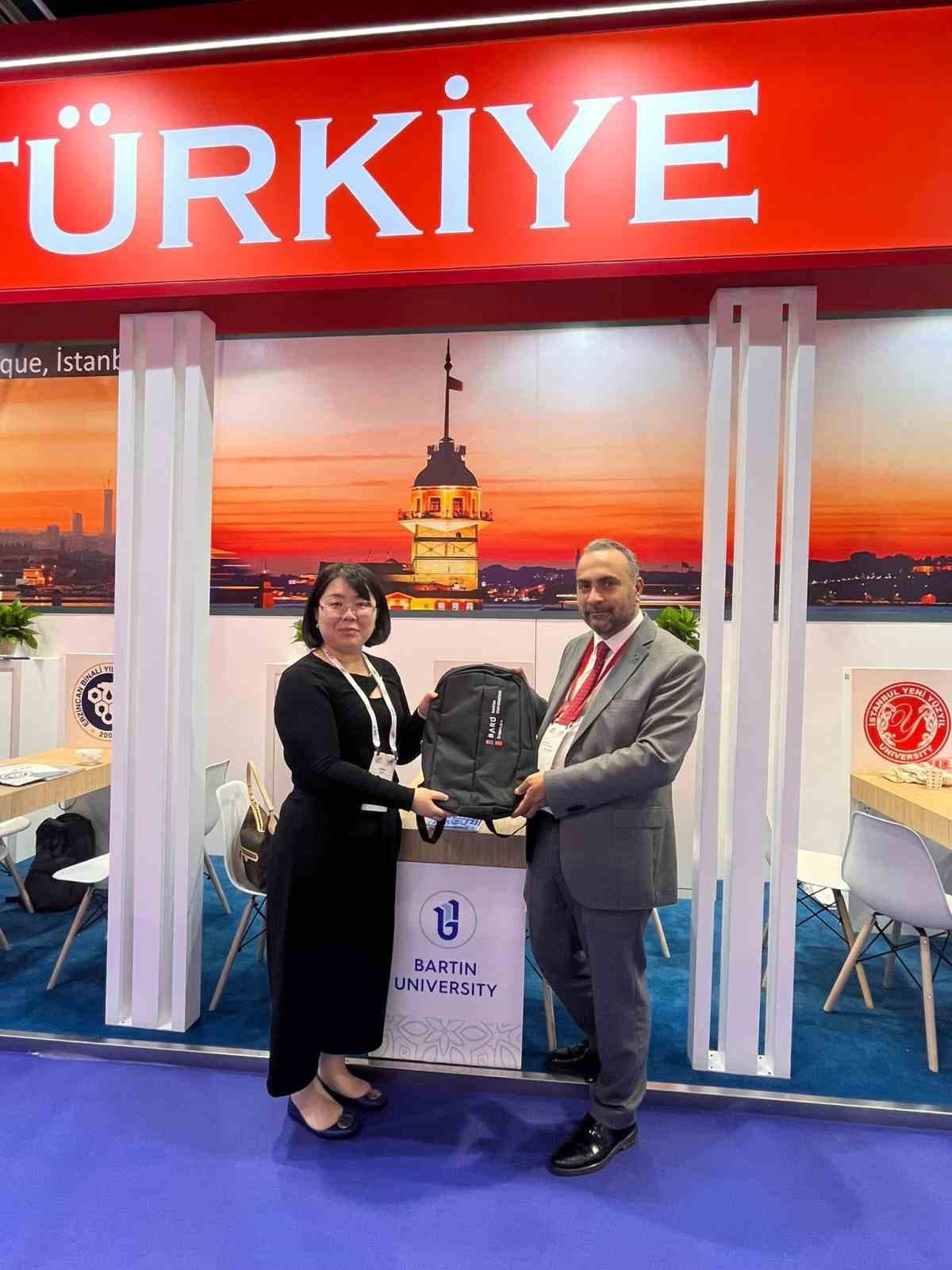 BARÜ Hong Kong’da küresel iş birliği ağını güçlendiriyor