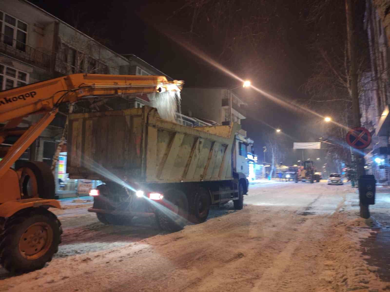 Ardahan Belediyesi karla mücadelesini sürdürüyor