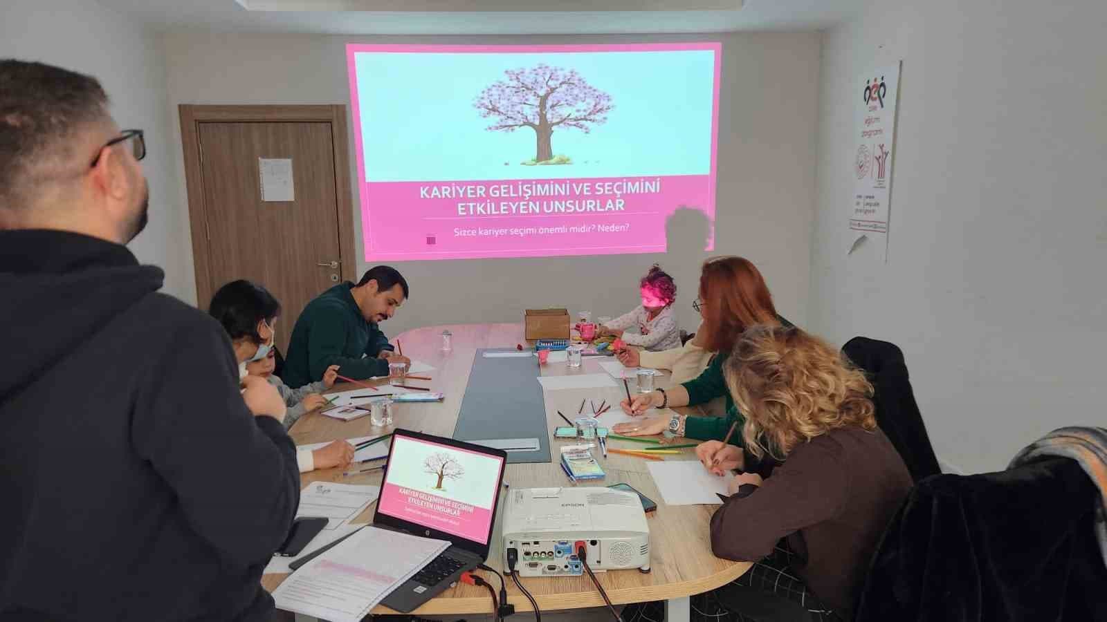 Çiftler saygılı bir evliliğe, aileler çocuklarını görmeye ve duymaya hazırlanıyor