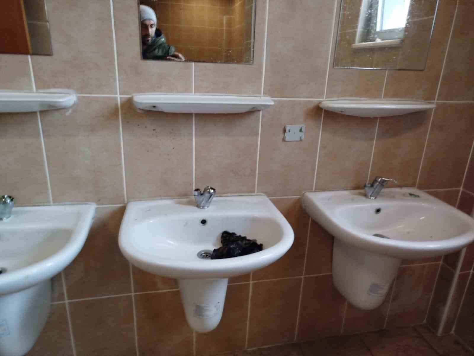 Amatör lig maçında olay çıktı: Musluklar söküldü, camlar kırıldı