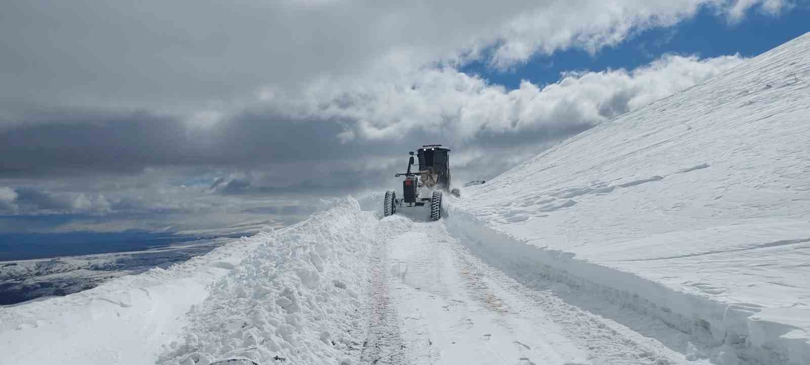 İl Özel İdaresi’nden yoğun kar mesaisi: Kapalı köy yolu kalmadı
