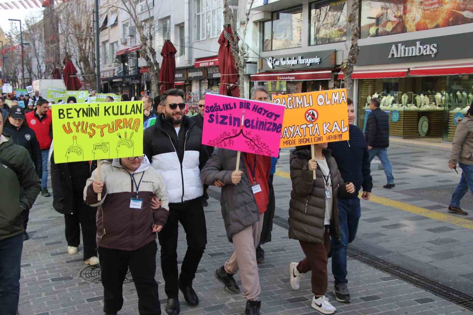 Yeşilay’dan Uşak’ta farkındalık yürüyüşü