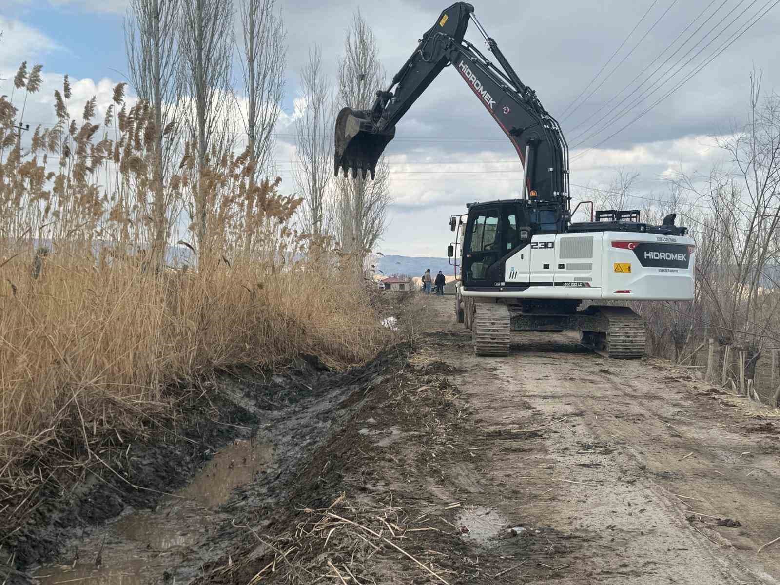 Tuzluca’da 10 kilometrelik sulama hattı temizleniyor