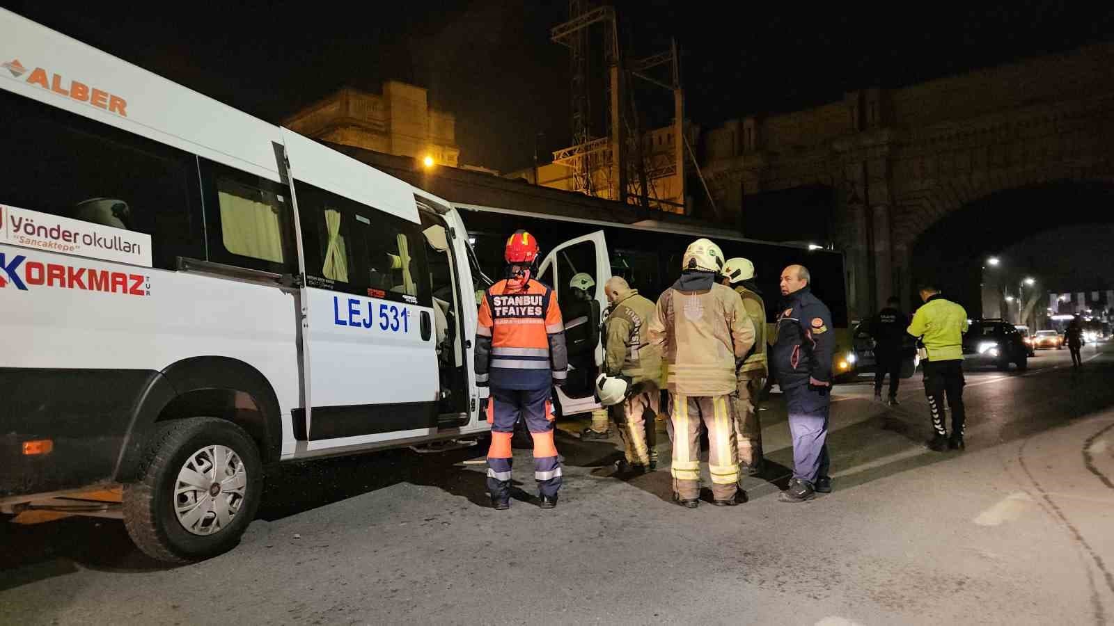 Beşiktaş’ta servis minibüsüyle İETT otobüsü kafa kafaya çarpıştı: 2 yaralı