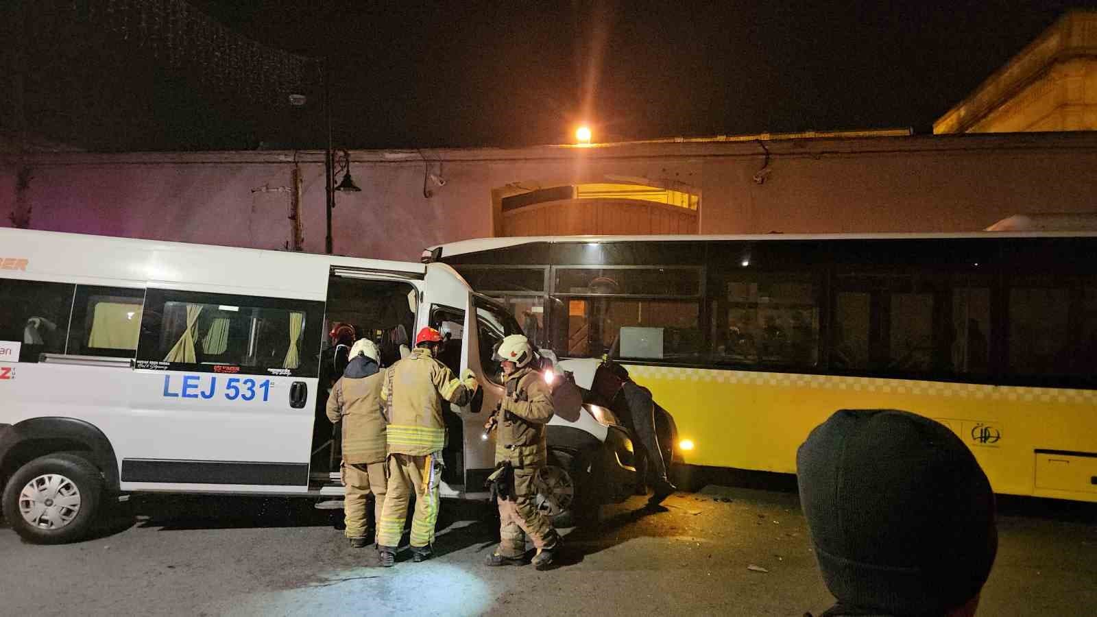 Beşiktaş’ta servis minibüsüyle İETT otobüsü kafa kafaya çarpıştı: 2 yaralı