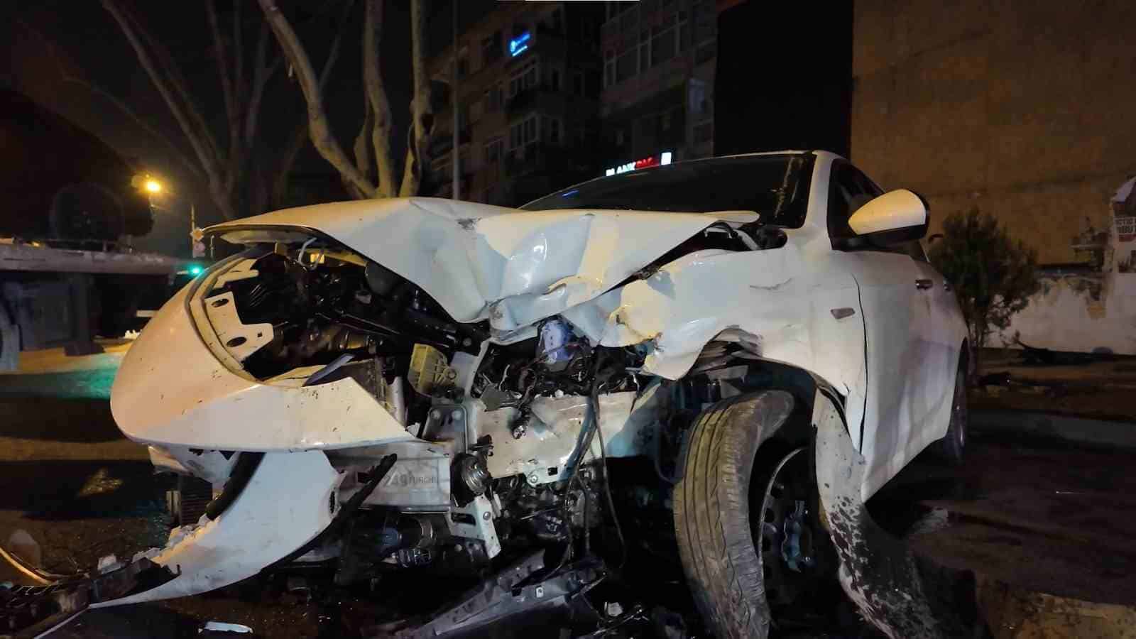 Caddebostan’da makas atan sürücü lüks araca çarpıp kaçtı