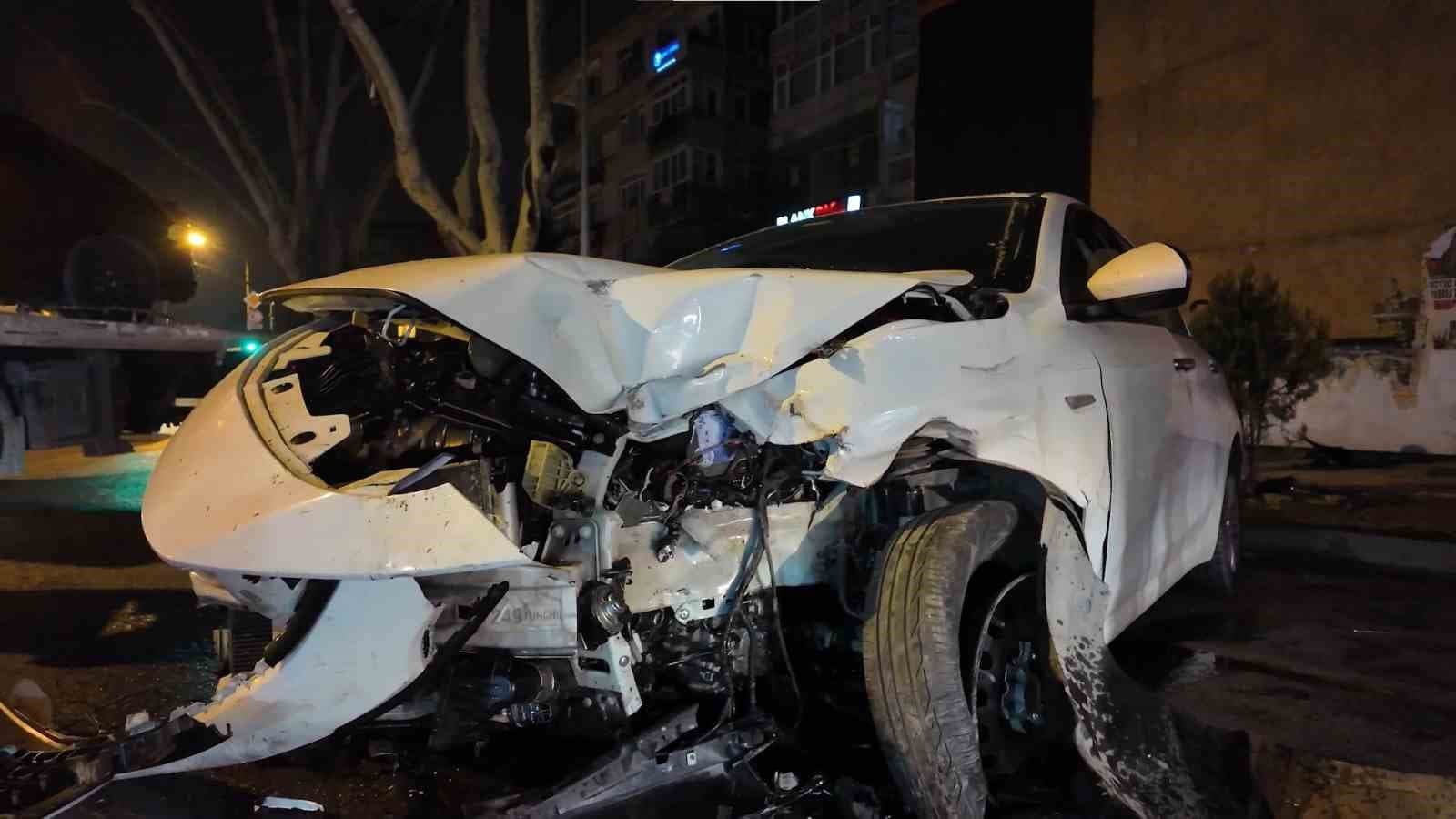 Caddebostan’da makas atan sürücü lüks araca çarpıp kaçtı