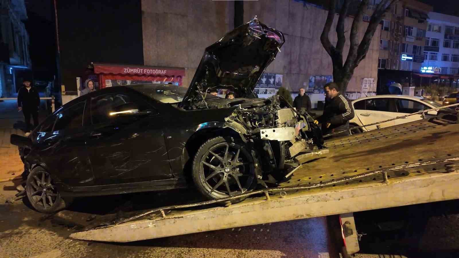 Caddebostan’da makas atan sürücü lüks araca çarpıp kaçtı