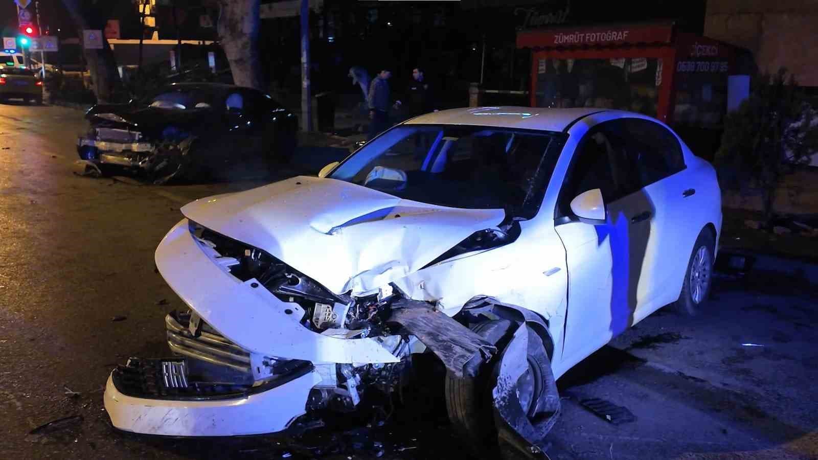 Caddebostan’da makas atan sürücü lüks araca çarpıp kaçtı