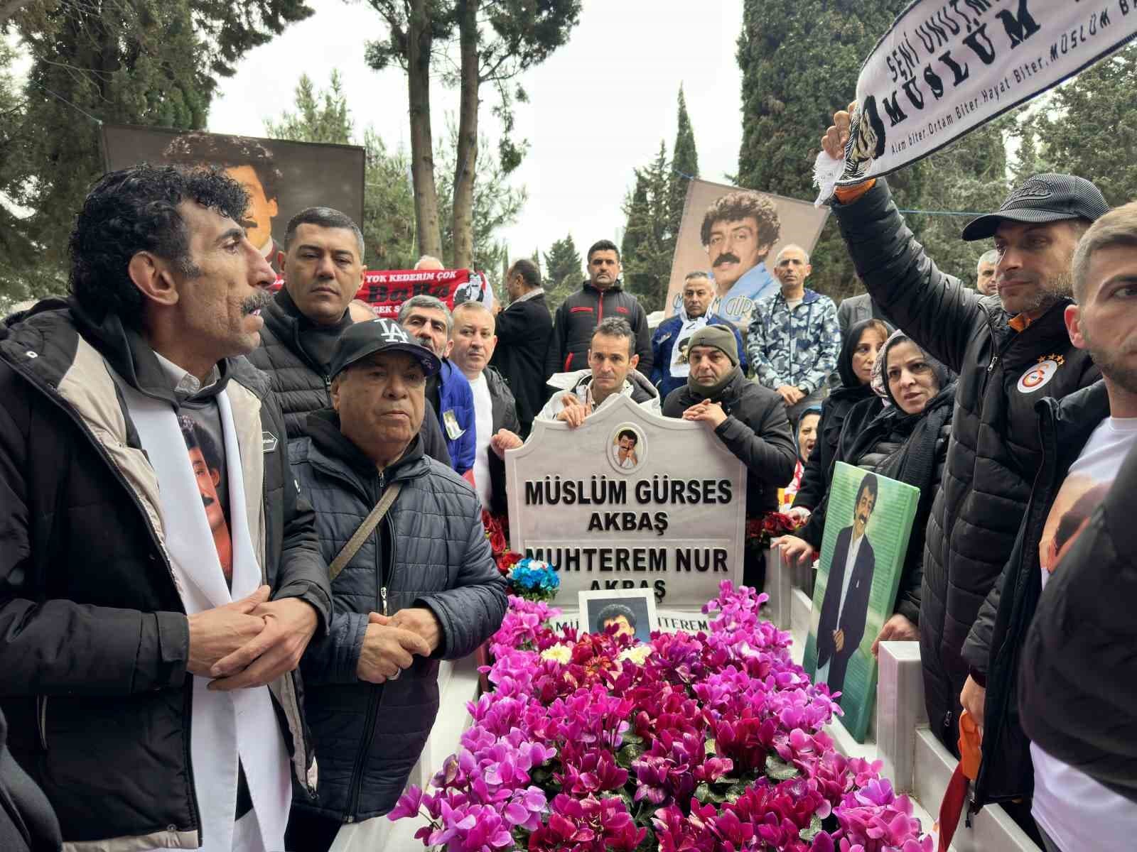 "Müslüm Baba" unutulmadı: Sevenleri ölümünün 13’üncü yılında mezarı başında buluştu