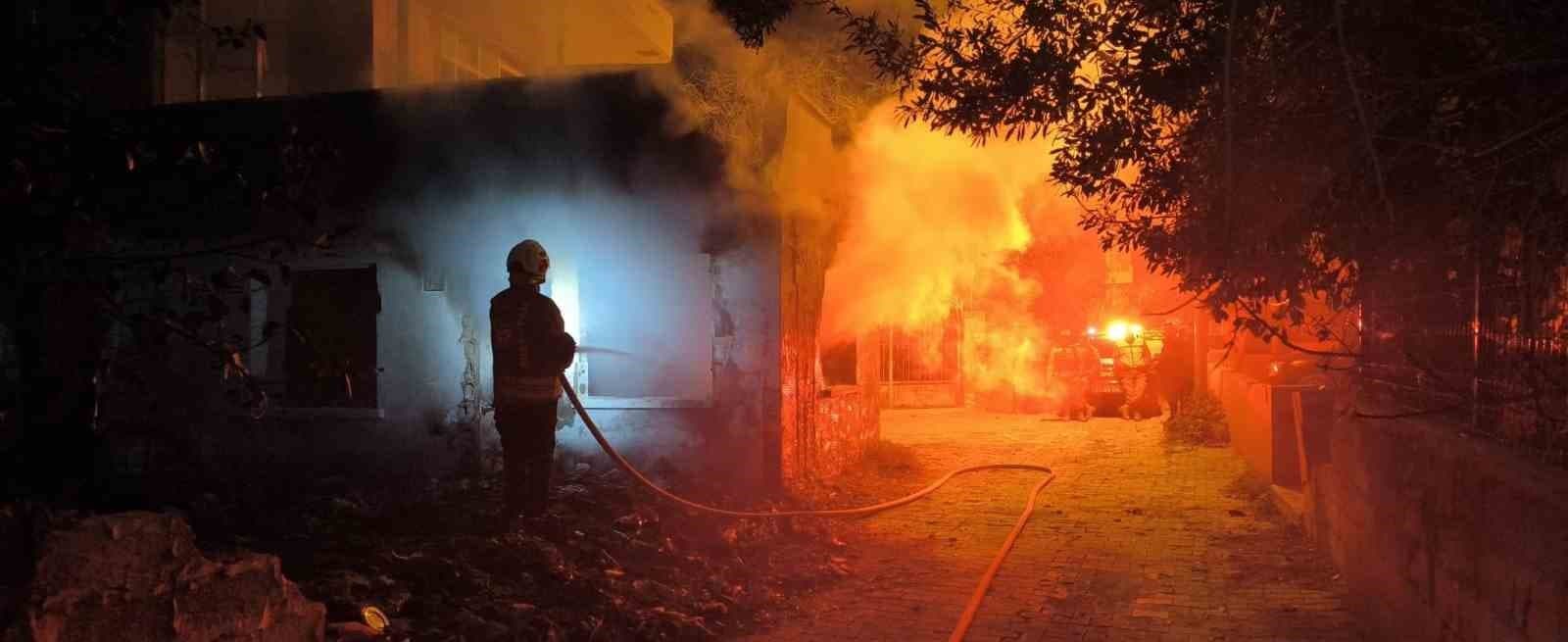 Samandağ’da metruk ev yangını