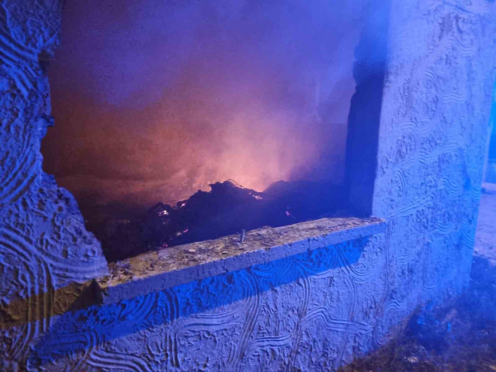 Samandağ’da metruk ev yangını