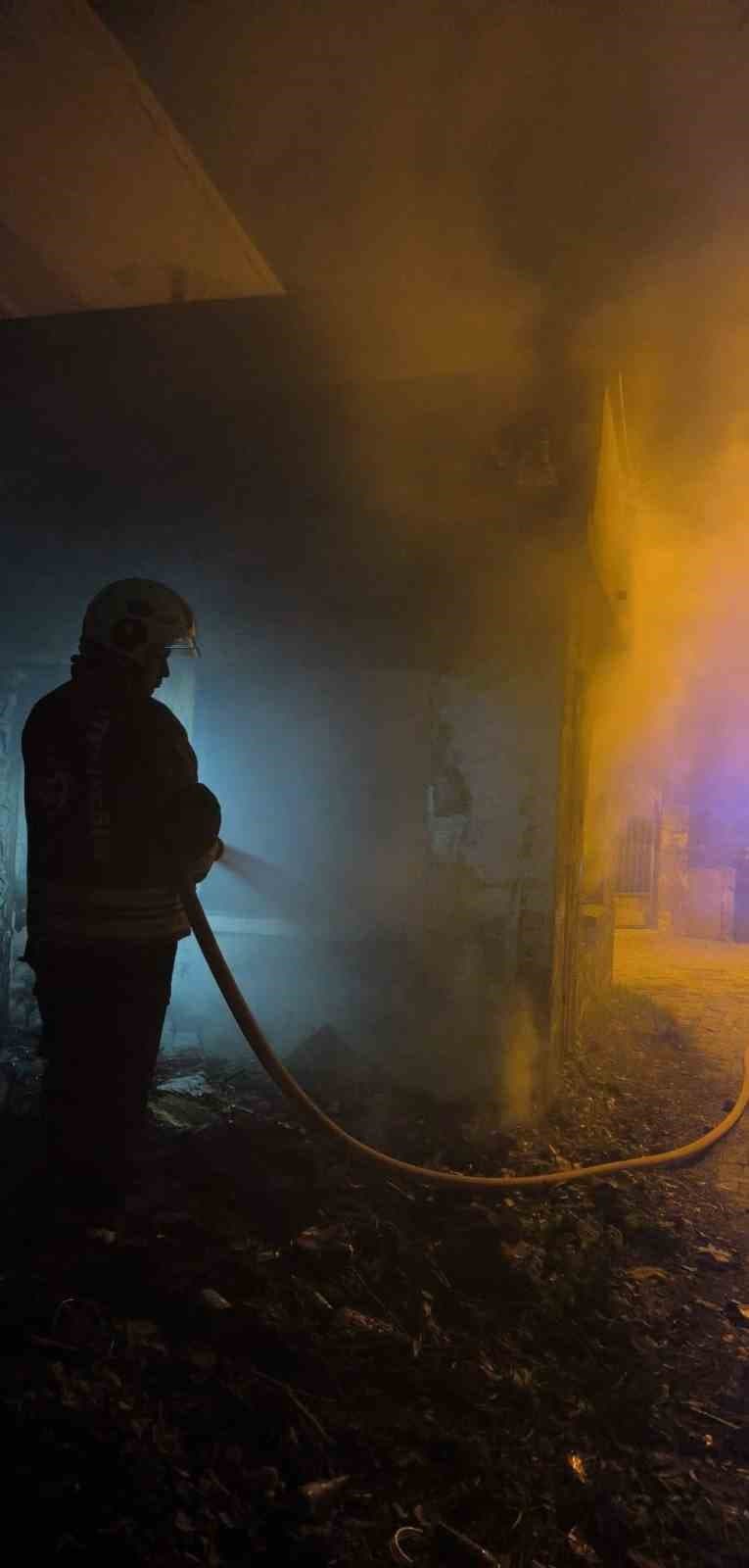 Samandağ’da metruk ev yangını