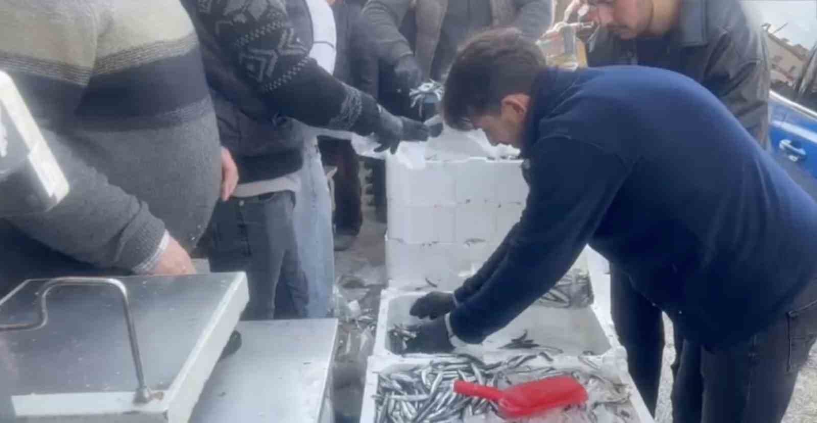 Çorum’da balıkçı baba ve oğlu 100 kasa ücretsiz balık dağıttı