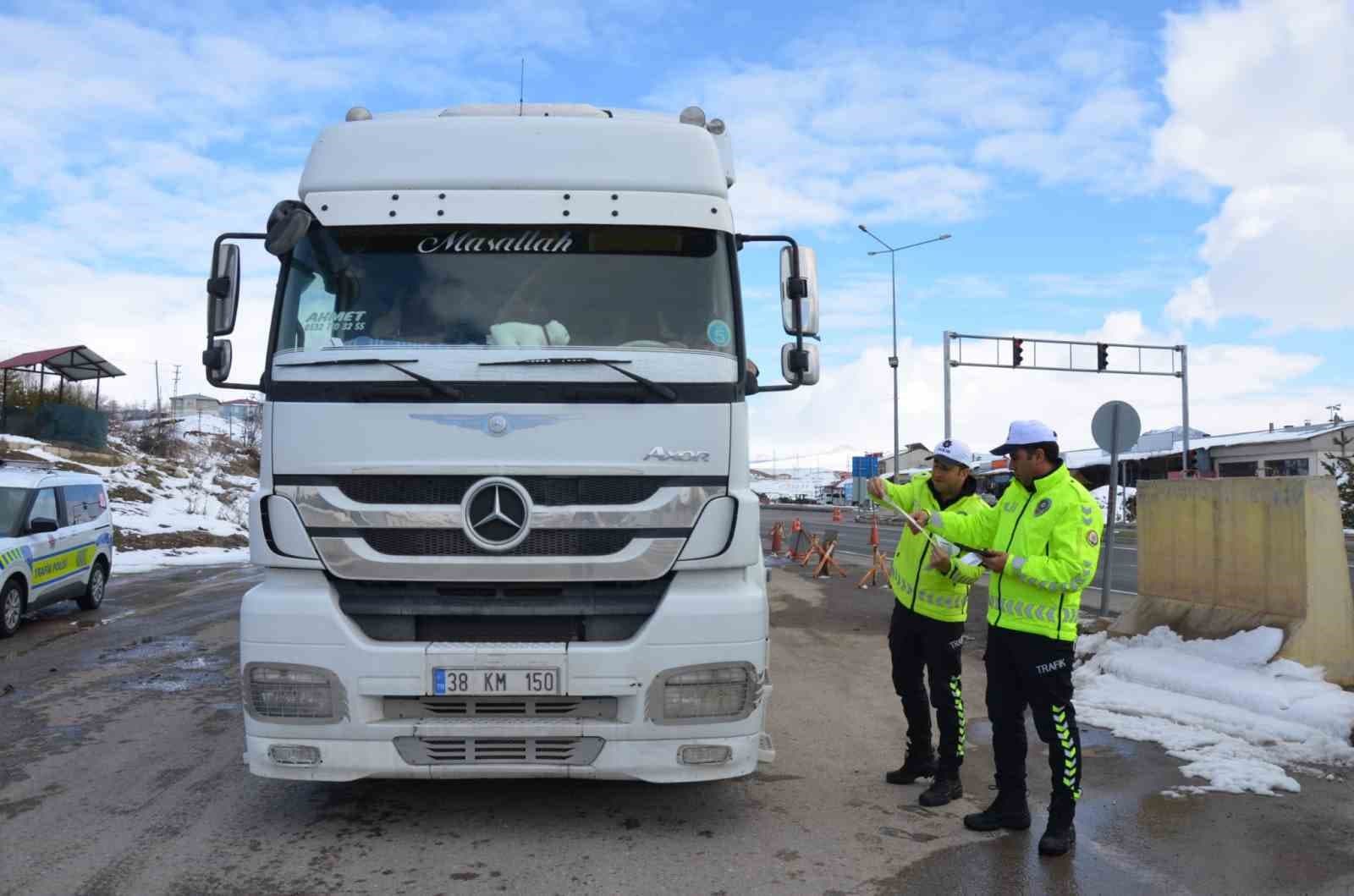 Erzincan Tercan’da trafik ekipleri sahada