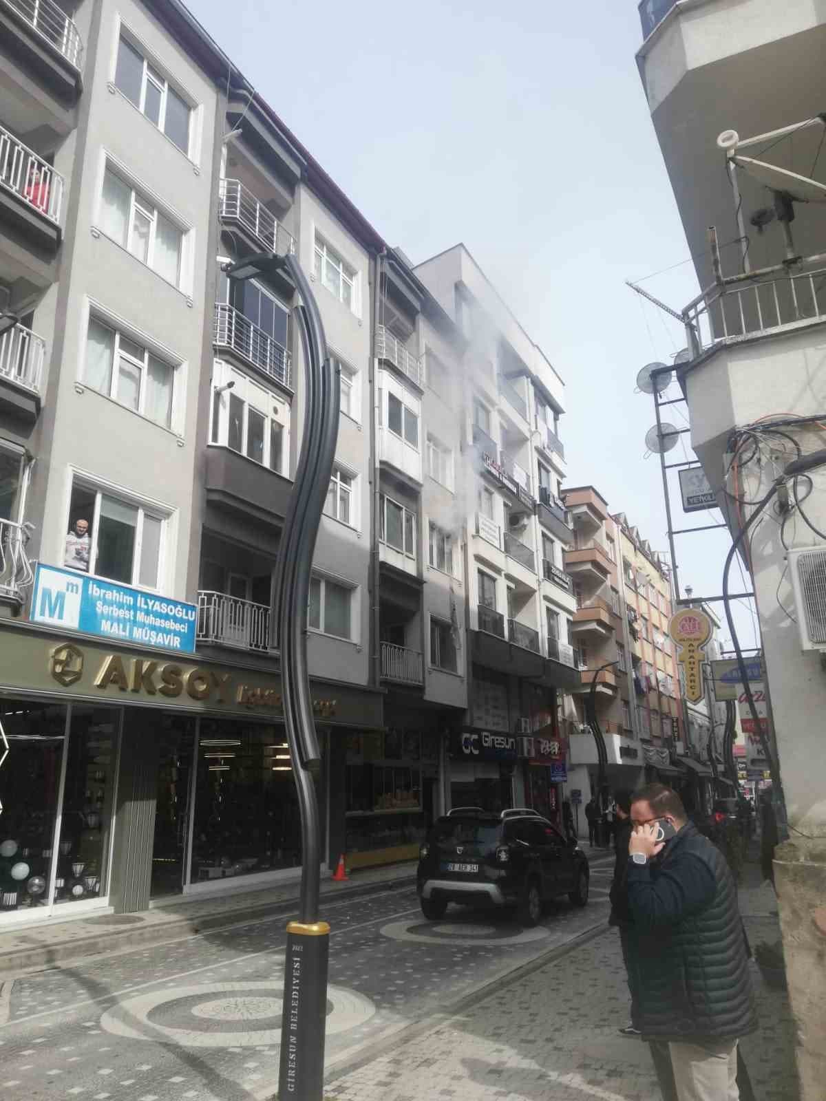 Giresun’da 4 katlı apartmanın ikinci katında çıkan yangın paniğe neden oldu